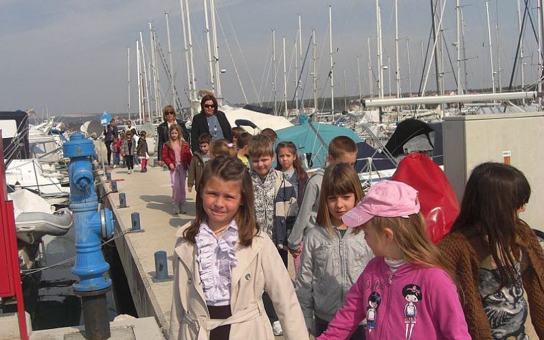 Nek’ se čisto more prozire, čista rijeka izvire