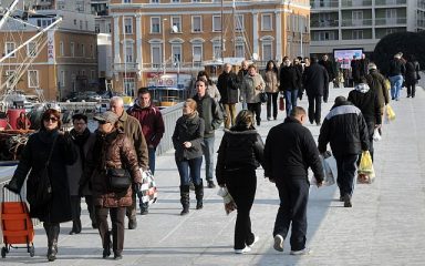 Pretežno sunčano, uz umjerenu do jaku buru