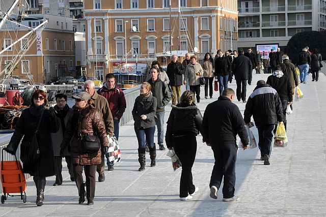 Pretežno sunčano, uz umjerenu do jaku buru