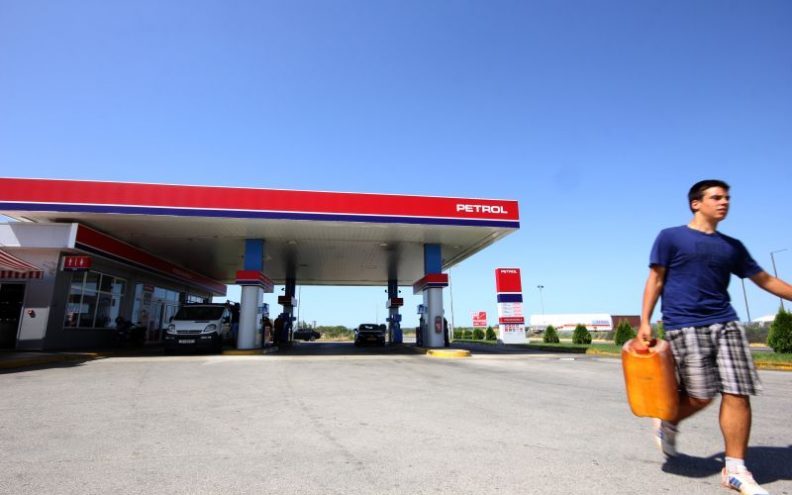 Maskiran i naoružan usred noći uletio na benzinsku i opljačkao je!