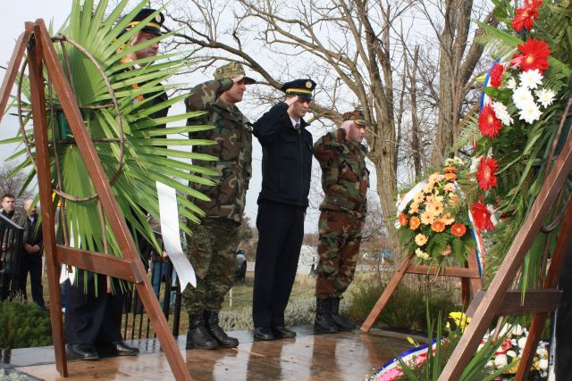 Cvijeće i svijeće za sjećanje
