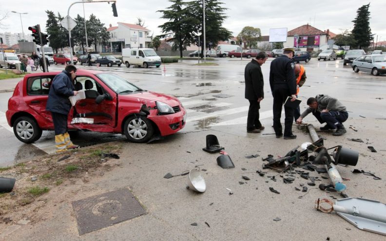 Biciklist preminuo, motorist kritično
