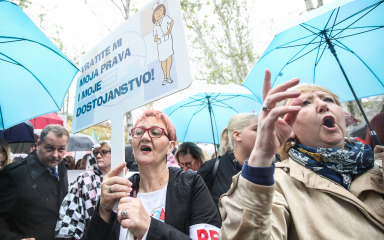 Na Zrinjevcu prosvjed medicinskih sestara, stiglo 20-ak autobusa