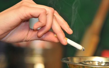 Sve veći broj zemalja poduzima mjere protiv pušenja