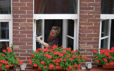 Čišćenje prozora: Kako da zasjaju bez mrlja i kemikalija