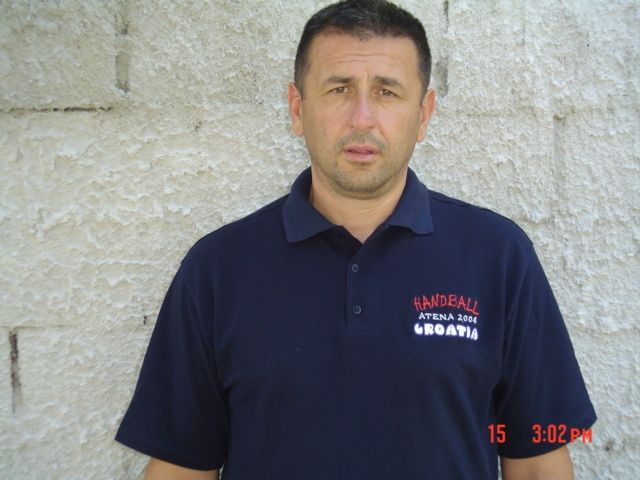 Gdje igrači kolo vode, nema mjesta za trenera