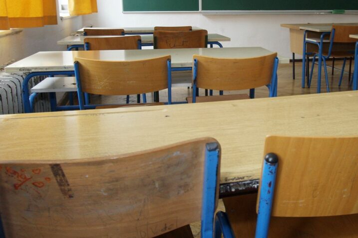 Učenice u S. Brodu prijavile nastavnika da ih je dirao i slao im neprimjerene poruke