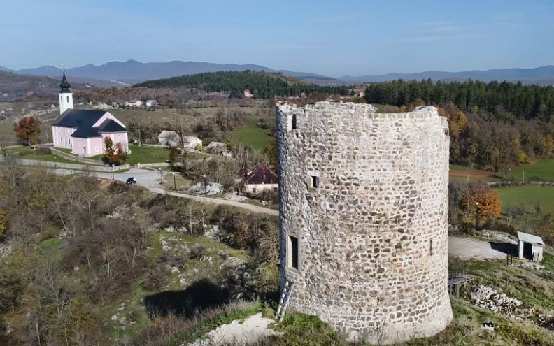 Nastavljaju se radovi na sanaciji turske kule u Perušiću