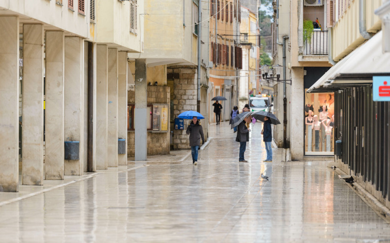Na Jadranu kišovito i vjetrovito