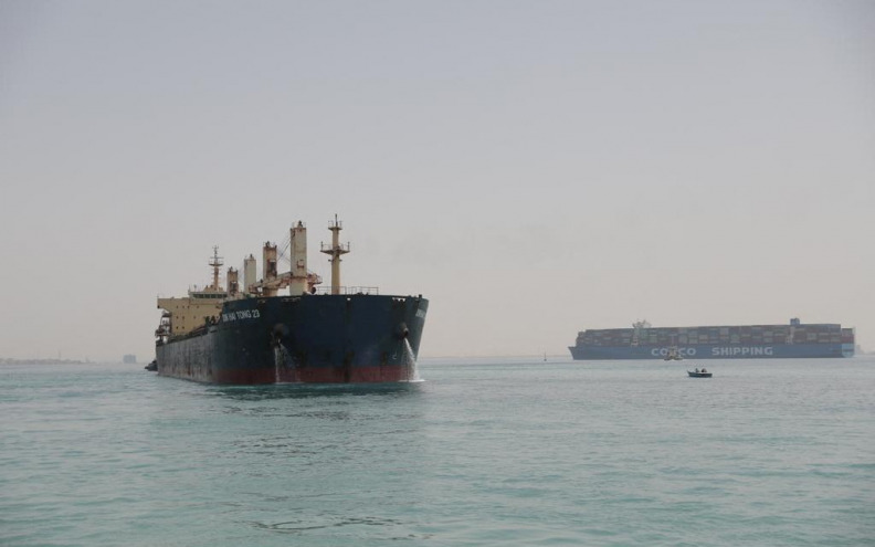 Egipat rasporedio tri tegljača za vuču pokvarenog tankera u Sueskom kanalu