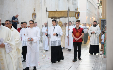 [FOTO] Zadarski vjernici misom i procesijom proslavili svetkovinu Tijelova