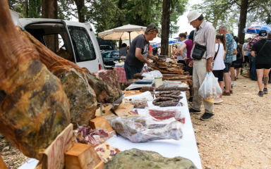 [FOTO] Bili smo na Benkovačkom sajmu: “Ljudi se svađaju oko pečene janjetine, tko je na redu, koje je čije, svašta…”