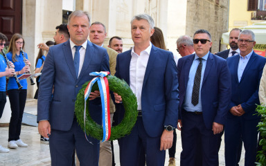 Gradonačelnik Dukić i župan Longin položili vijenac kod Gradske uprave