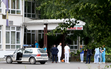 Učenik upao u školu u BiH i pištoljem teško ranio učitelja