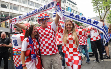 Hrvatski navijači okupirali Rotterdam, pogledajte korteo snimljen iz zraka