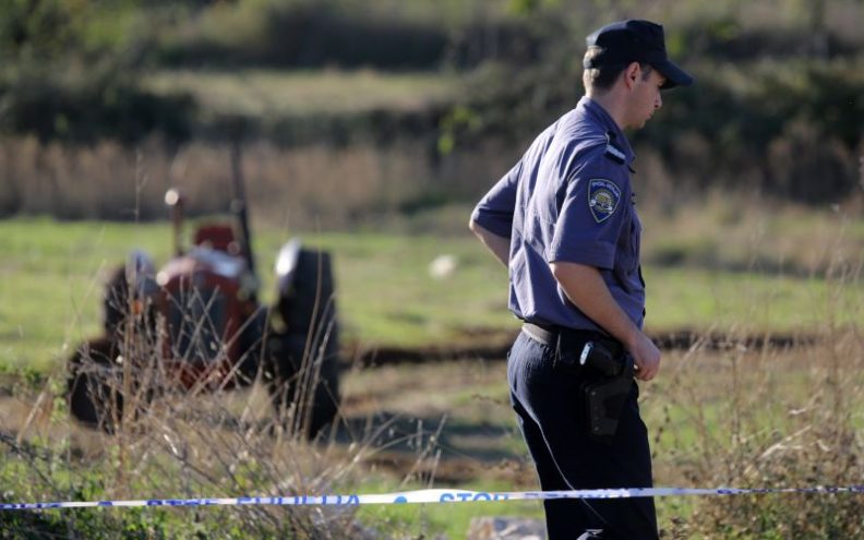 NESREĆA S FATALNIM ISHODOM Muškarac (67) poginuo dok je popravljao traktorsku prikolicu