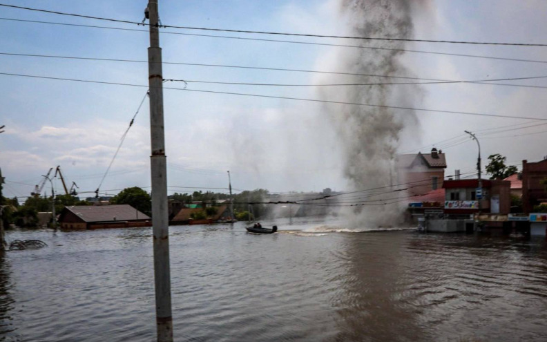 Potresne snimke iz poplavljene Ukrajine oko uništene brane, Rusi granatiraju spasioce