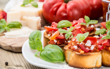 Recept za sicilijanski pesto, jer – ljeti nema do svježih rajčica i bosiljka!