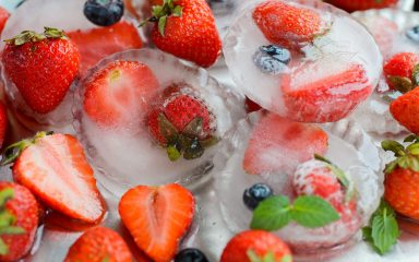 Ostanite hidratizirani cijeli dan uz kockice leda s dodatkom voća