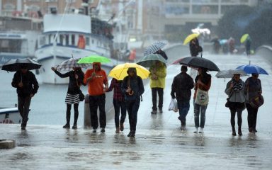 Na Jadranu oblačno s povremenim obilnim pljuskovima