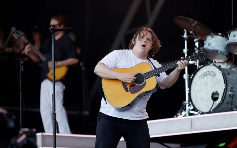 Nakon problema na Glastonburyju, Lewis Capaldi objavio da otkazuje naredne koncerte zbog zdravstvenog stanja