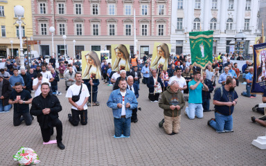 Molitelji jutros opet zaposjeli Jelačićev trg u Zagrebu, nasuprot njih stali i prosvjednici