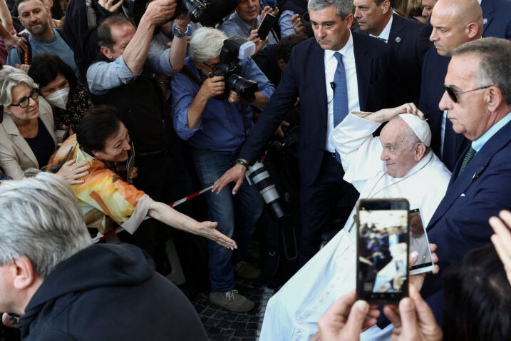 Papa Franjo nakon devet dana otpušten iz bolnice: ‘Dobro je’