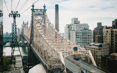 New York tone pod vlastitom težinom