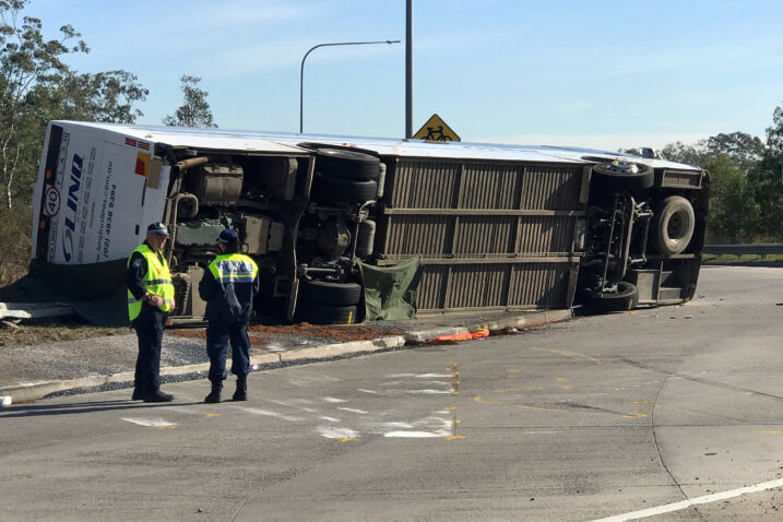 Deset ljudi poginulo u slijetanju autobusa s kružnog toka