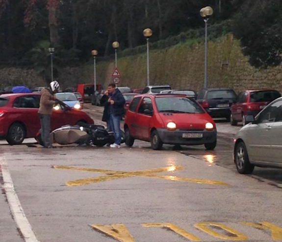 Brzo vozio pa udario u vozilo ispred sebe