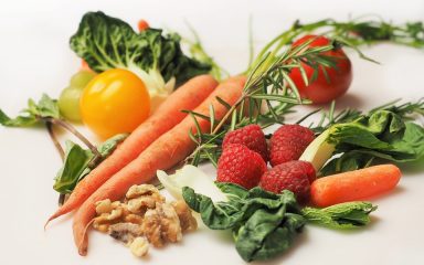 Razbijamo 7 mitova o voću i povrću.  Recimo, pomaže li mrkva pri tamnjenju?