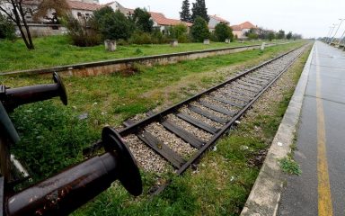 Istražitelji željezničkih nesreća utvrđuju okolnosti naleta vlaka na pružno vozilo