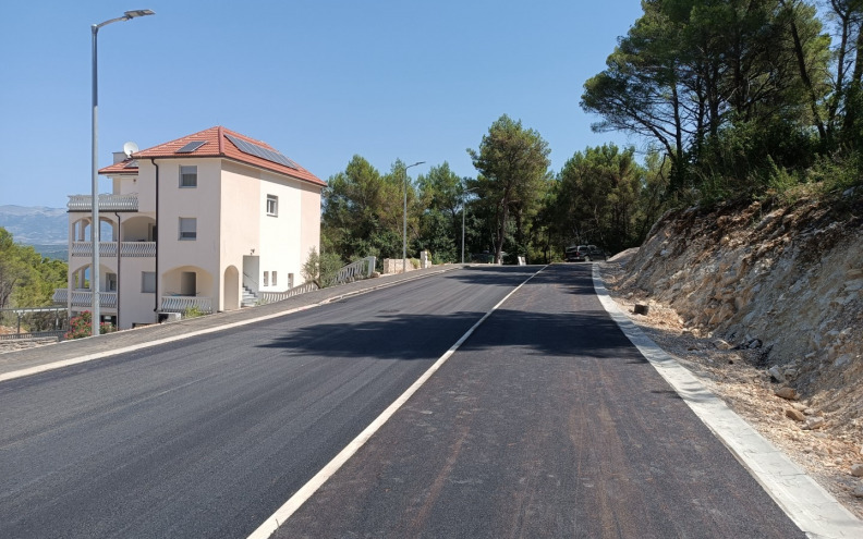 Pri kraju radovi na uređenju karinske plaže