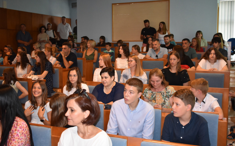 Pohvalnice najuspješnijim učenicima i studentima Gospića