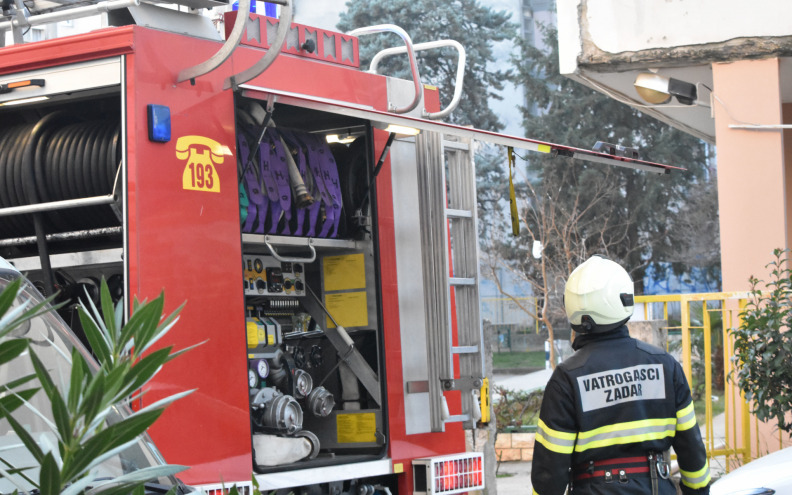 Sinoć buknuo požar u skladištu u Briševu, gašenje je u tijeku