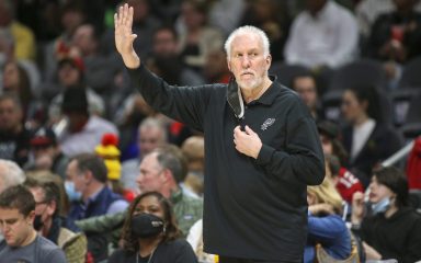 Legendarni trener u 74. godini produžio ugovor sa Spursima, potpisao je na pet godina