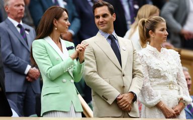 Roger Federer osvanuo u kraljevskoj loži na središnjem terenu u All England Clubu i izazvao ovacije