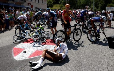 Jumbo-Visma ozbiljno razmatra tužiti gledatelja koji je izazvao veliku nesreću na Tour de Franceu