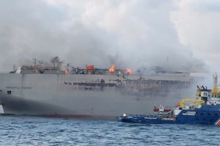 Zapalio se brod s 2.857 automobila, jedna osoba poginula