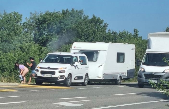 Nevjerojatni prizor na cesti Kraljevica-Crikvenica: Žena izlazi iz automobila i skida se…