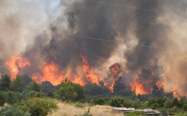 Čak pet kanadera gasi požar u Grebaštici kod Šibenika