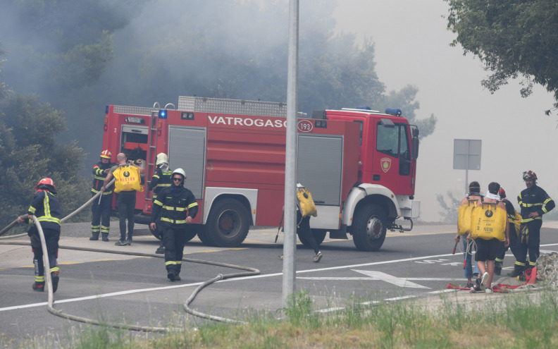 Požar kod Grebaštice još nije ugašen, ali je pod nadzorom
