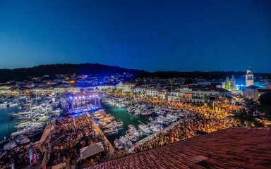 [FOTO] Čarobna noć u Veloj Luci: Tisuće ljudi okupilo se na veličanstvenom koncertu Oliveru u čast