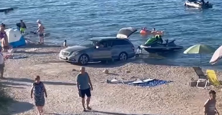 [VIDEO] Mađarski turist automobilom pokušao izvući jet-ski pa zaplivao