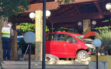 Vozačica sletjela Toyotom na terasu hotela, osmero ozlijeđenih