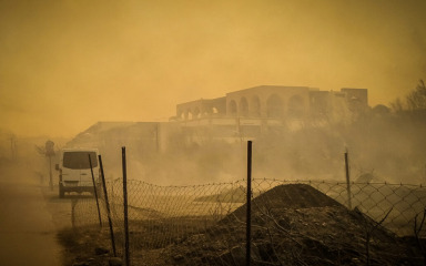 Ogromni požari u Grčkoj: Gore hoteli, evakuirano 30.000 stanovnika i turista