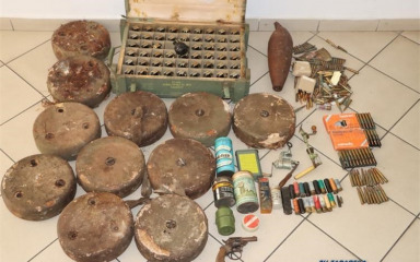 Policija kod 67-godišnjaka u Biogradu pronašla ručne bombe, streljivo i razna minsko-eksplozivna sredstva