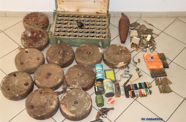 Policija kod 67-godišnjaka u Biogradu pronašla ručne bombe, streljivo i razna minsko-eksplozivna sredstva