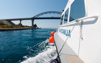 U prolazu Mali Ždrelac dvije pomorske nezgode: pod mostom zapeli katamaran i jedrilica