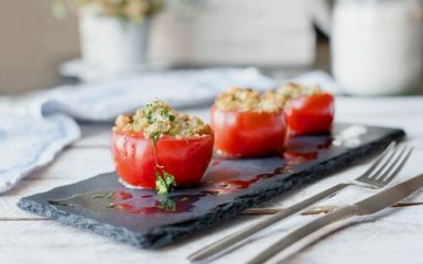 Pečene punjene rajčice izvrsne su i kao prilog i kao samostalno jelo